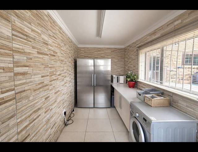 7 BEDROOM HOUSE FOR SALE IN HEUWELOORD